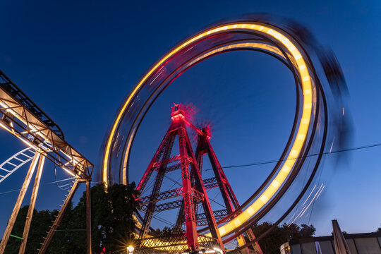 Vienne (Autriche, Europe) - Vue nocturne de la grande roue (Wiener riesenrad) illumin&eacute;e et en mouvement du parc d'attraction du Prater