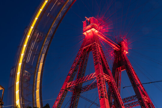 Vienne (Autriche, Europe) - Vue nocturne de la grande roue (Wiener riesenrad) illumin&eacute;e et en mouvement du parc d'attraction du Prater