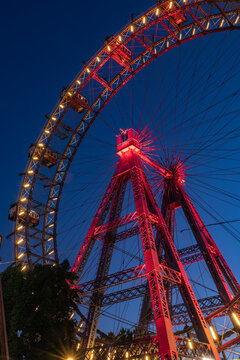 Vienne (Autriche, Europe) - Vue nocturne de la grande roue (Wiener riesenrad) illumin&eacute;e et &agrave; l'arr&ecirc;t du parc d'attraction du Prater