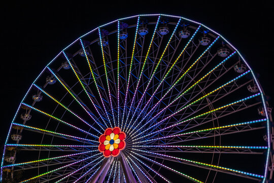 Vienne (Autriche, Europe) - Vue nocturne de la grande roue illumin&eacute;e  du parc d'attraction du Prater