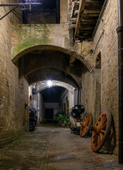 Obraz premium Medieval narrow street in Siena at night, Tuscany, Italy. Architecture and landmark of Siena. Cozy cityscape of Siena