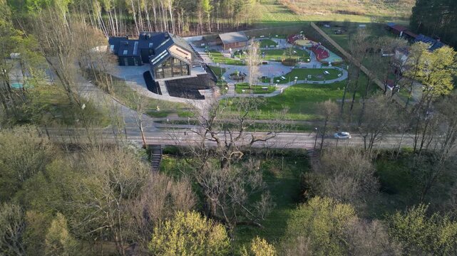 Dąb Bartek - wojew&oacute;dztwo Świętokrzyskie - Polska - Najstarsze dąb w Polsce o bardzo dużych rozmiarach. Około 1000 letnie drzewo nagrane dronem w wysokiej jakości, ujęcia kinowe