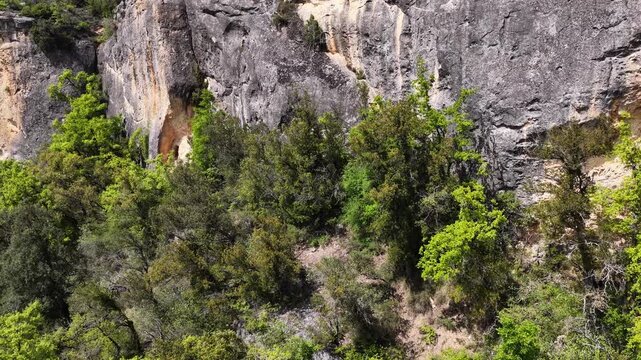 Vista a&eacute;rea cinematogr&aacute;fica de las cuevas rupestres de Las Gobas en Trevi&ntilde;o (Burgos), eremitorio medieval excavado en roca