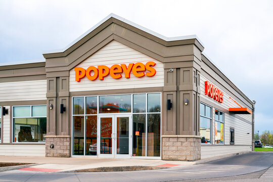 Camillus, NY - Apr 18, 2026: Exterior of a Popeyes Louisiana Kitchen restaurant in Township 5 Plaza. Popeyes, founded in 1972 and operated by Inspire Brands, has more than 3,900 worldwide locations