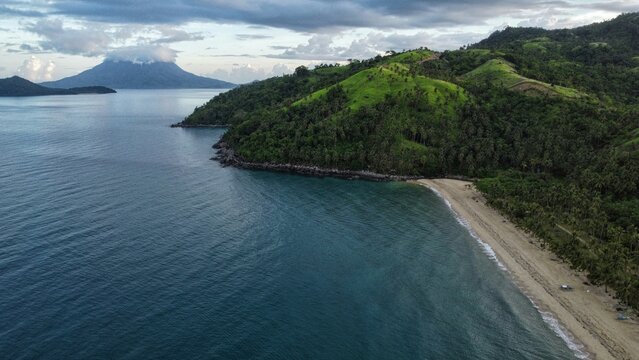 Paisaje y monta&ntilde;as junto al mar