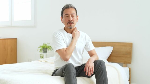 肩こりに悩む中高年の男性
