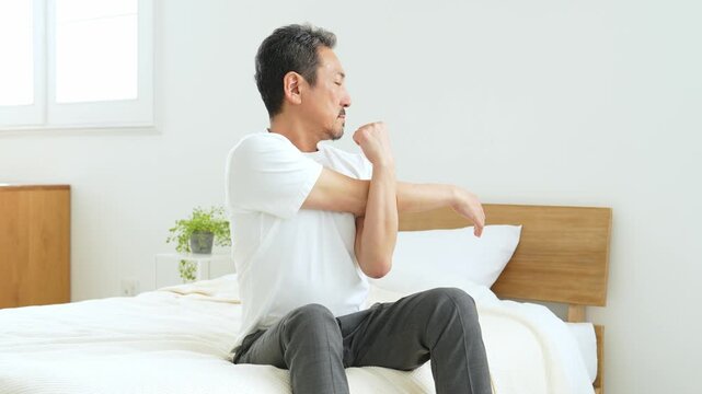 肩こりに悩む中高年の男性