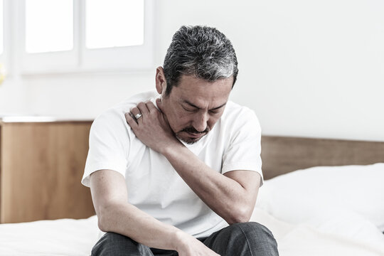 肩こりに悩む中高年の男性