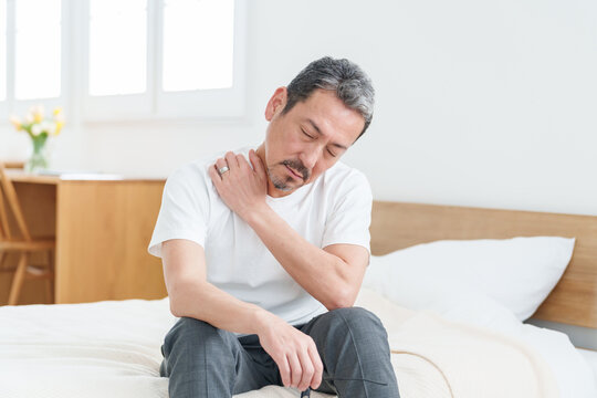 肩こりに悩む中高年の男性