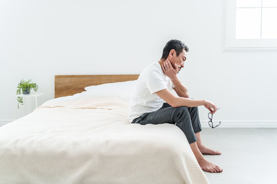 肩こりに悩む中高年の男性