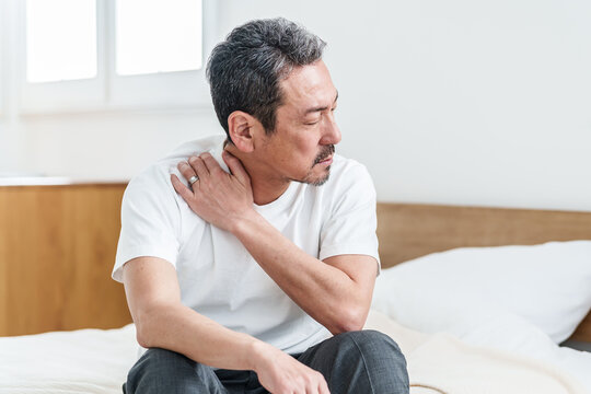 肩こりに悩む中高年の男性