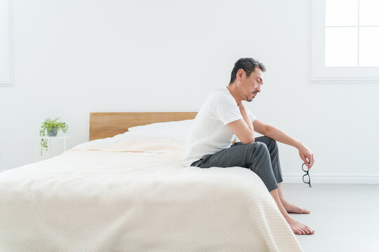 肩こりに悩む中高年の男性