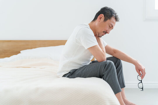 肩こりに悩む中高年の男性