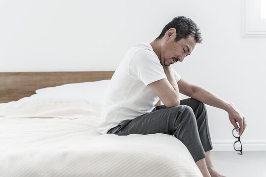 肩こりに悩む中高年の男性