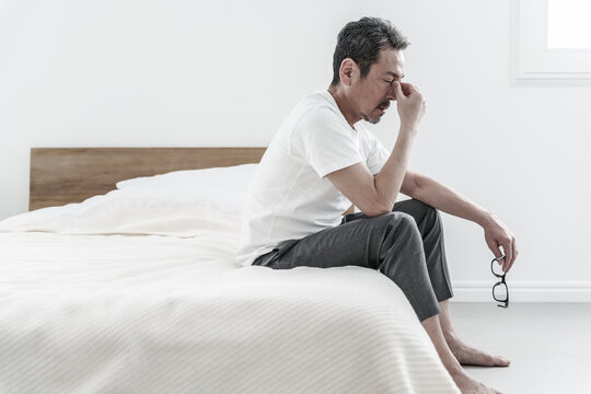 疲れ目に悩む中高年の男性