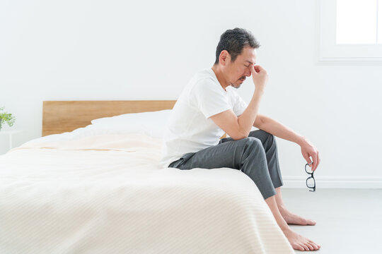 疲れ目に悩む中高年の男性