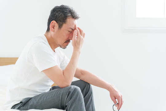 疲れ目に悩む中高年の男性