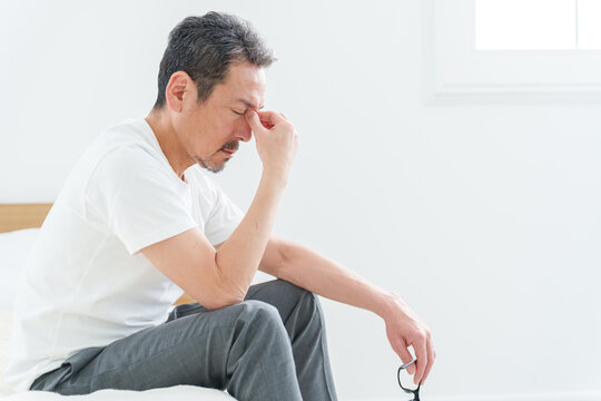 疲れ目に悩む中高年の男性