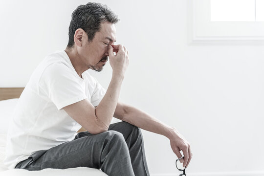疲れ目に悩む中高年の男性