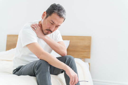 肩こりに悩む中高年の男性