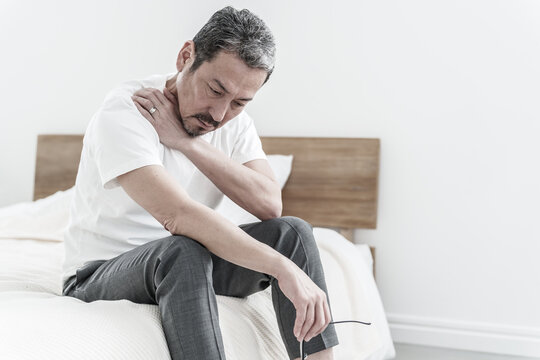 肩こりに悩む中高年の男性