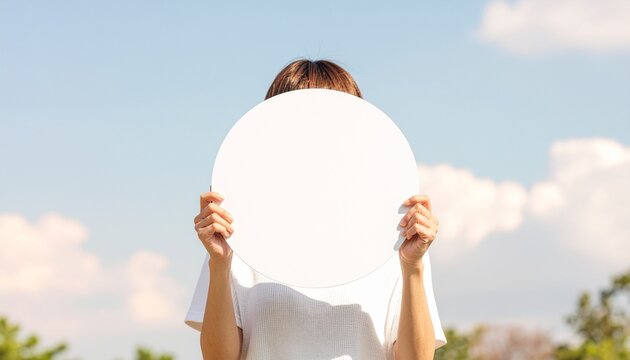 丸いボードを持つ女性