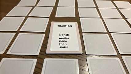 Naklejka premium White blank cards on a wooden table with a card featuring the word 