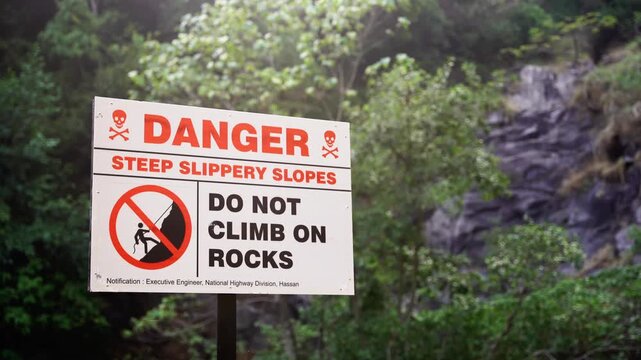 danger do not climb on rocks sign board