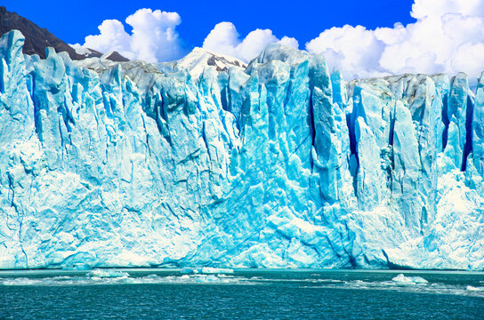 パタゴニア地方のペリト・モレノ氷河の絶景