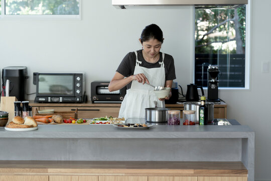 料理をする40代日本人女性