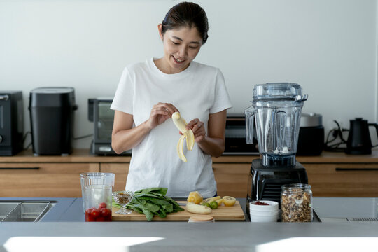 スムージーを作る40代日本人女性