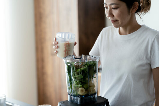 スムージーを作る40代日本人女性