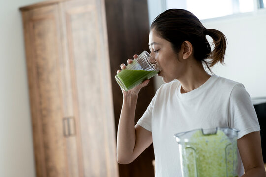 スムージを飲む40代日本人女性