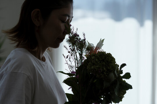 花束を持つ40代日本人女性のシルエット