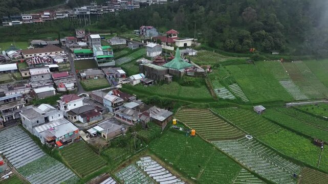 Pemandangan Udara Lanskap Pertanian di Dataran Tinggi, Perkampungan Berkabut, dan Area Perairan yang Tenang desa, pemukiman, dan masjid