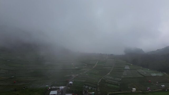 Pemandangan Udara Lanskap Pertanian di Dataran Tinggi, Perkampungan Berkabut, dan Area Perairan yang Tenang kabut, berkabut, dan atmosfer