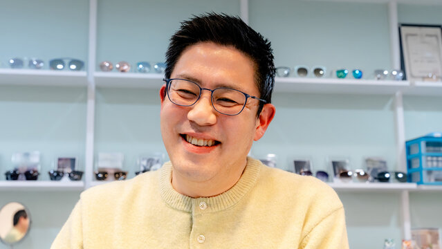 Optician providing exceptional service at optical center