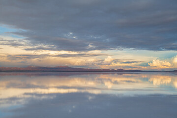 Obraz premium Serene water reflection of cloudy sky at Salar de Uyuni Bolivia