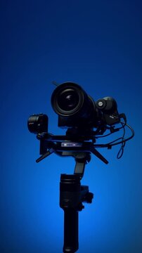 camara de video en gimbal video 4k video vertical fondo azul