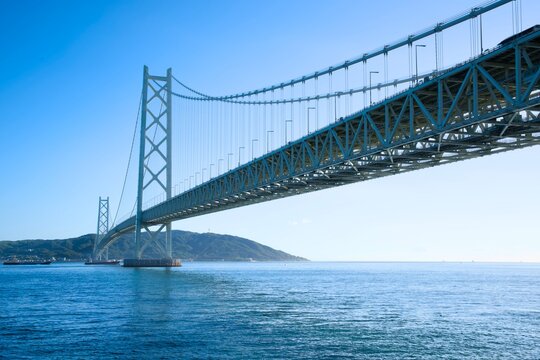 快晴の明石海峡大橋
