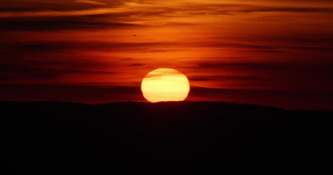 Avion qui vole au Sunset