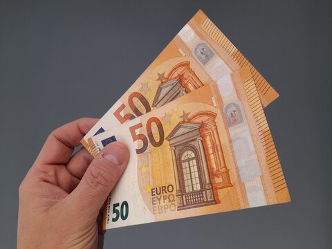 Banconote da 50 euro nelle mani di un uomo - business