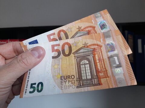 Banconote da 50 euro nelle mani di un uomo - business
