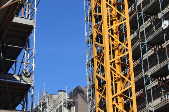 Lavori in corso nel cantiere edile in primavera - gru e ponteggio
