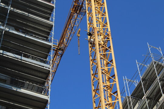 Lavori in corso nel cantiere edile in primavera - gru e ponteggio