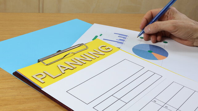 Pianificazione, una singola parola su carta e spazio per il testo, il concetto di scrittura a mano con grafico aziendale