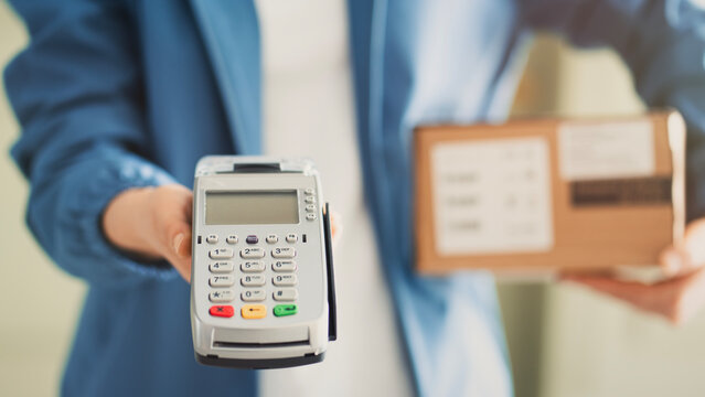  Home delivery of a shipping package with card payment on delivery
