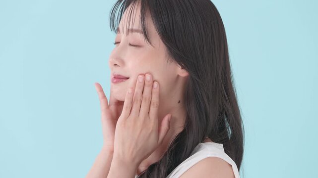 女性　ブルーバック