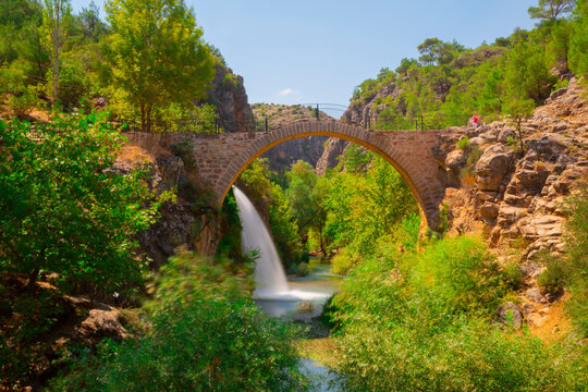 Clandras Bridge and Banaz River