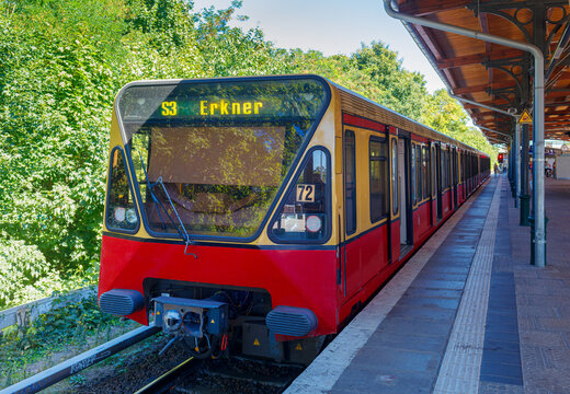 Berlin S-Bahn der Baureihe 480 h&auml;lt im sommerlichen Berliner Umland am S Bahnhof Friedrichshagen. Stadtbahn / Nahverkehr und Strecke der Linie S3 nach Erkner